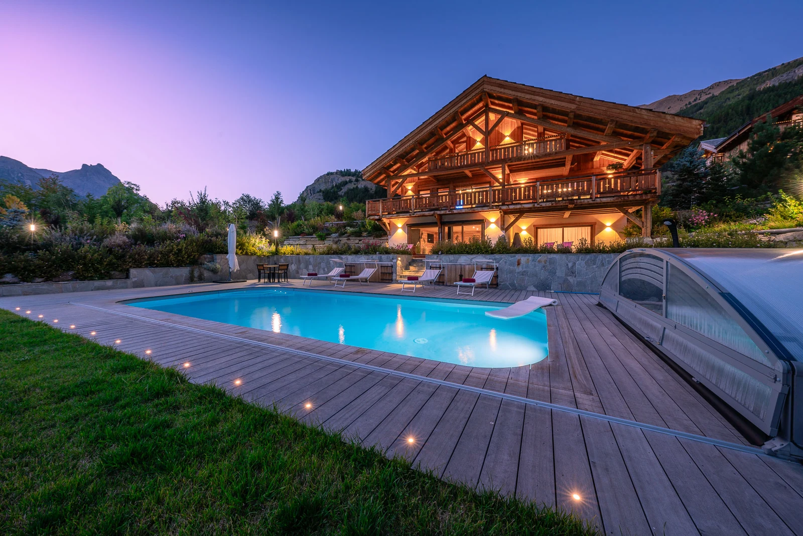 Chalet L'Étoile — piscine et chalet au crépuscule