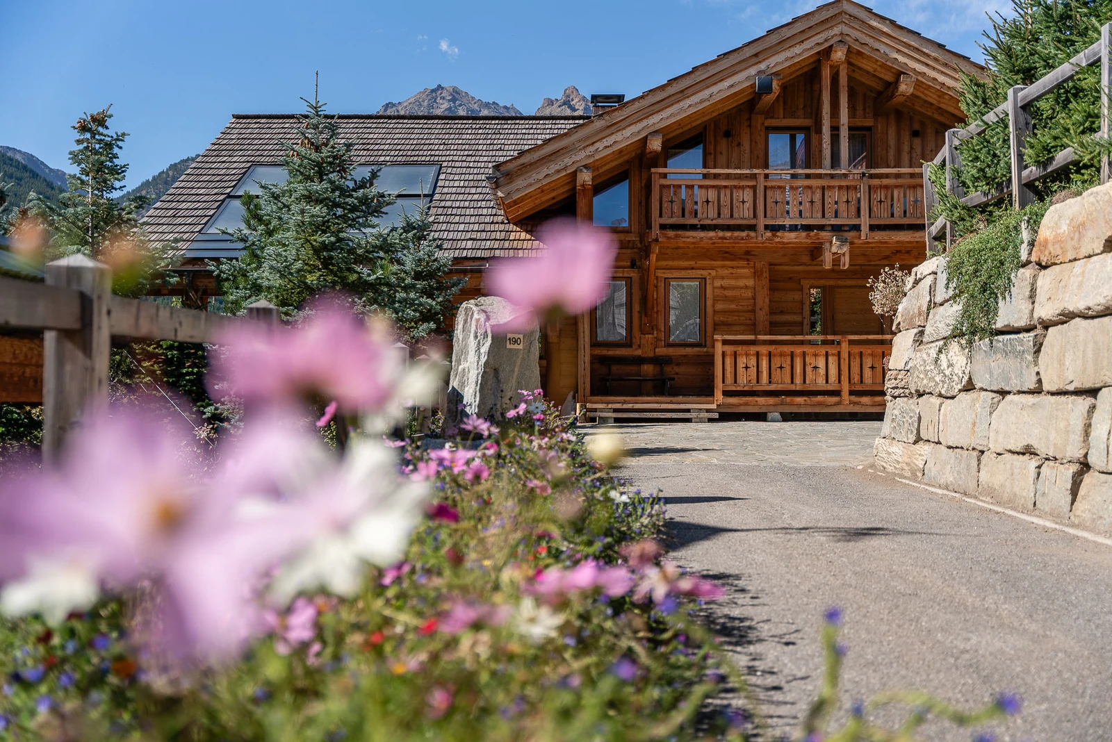 Chalet L'Étoile — façade du chalet en été