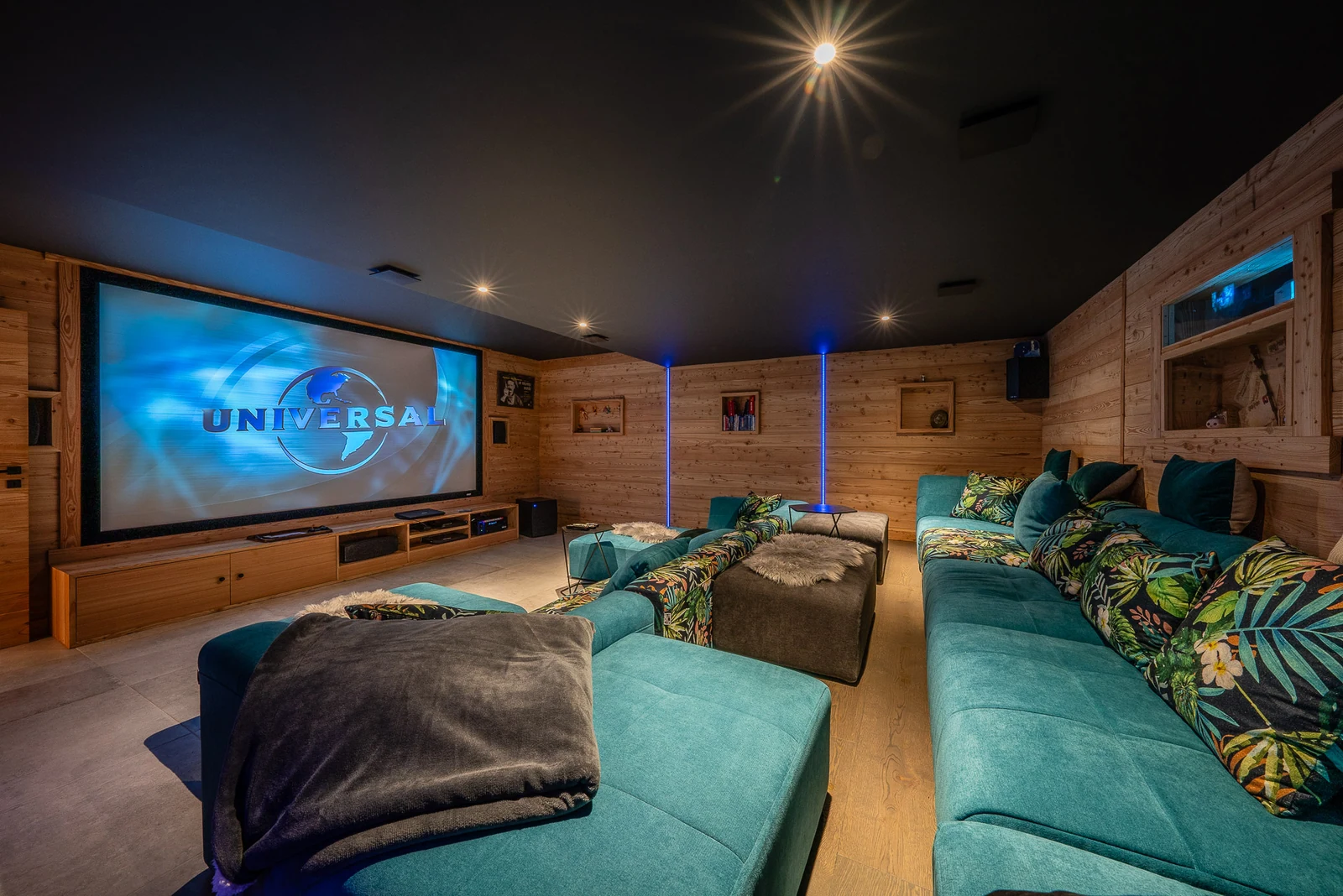 Chalet L'Étoile — salle de cinéma et grand écran