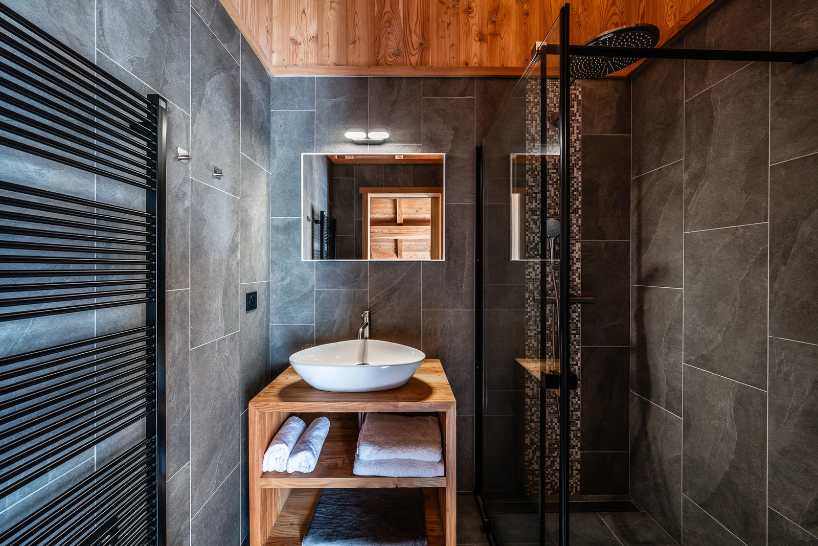 Chalet Le Flocon — salle d'eau ardoise et bois