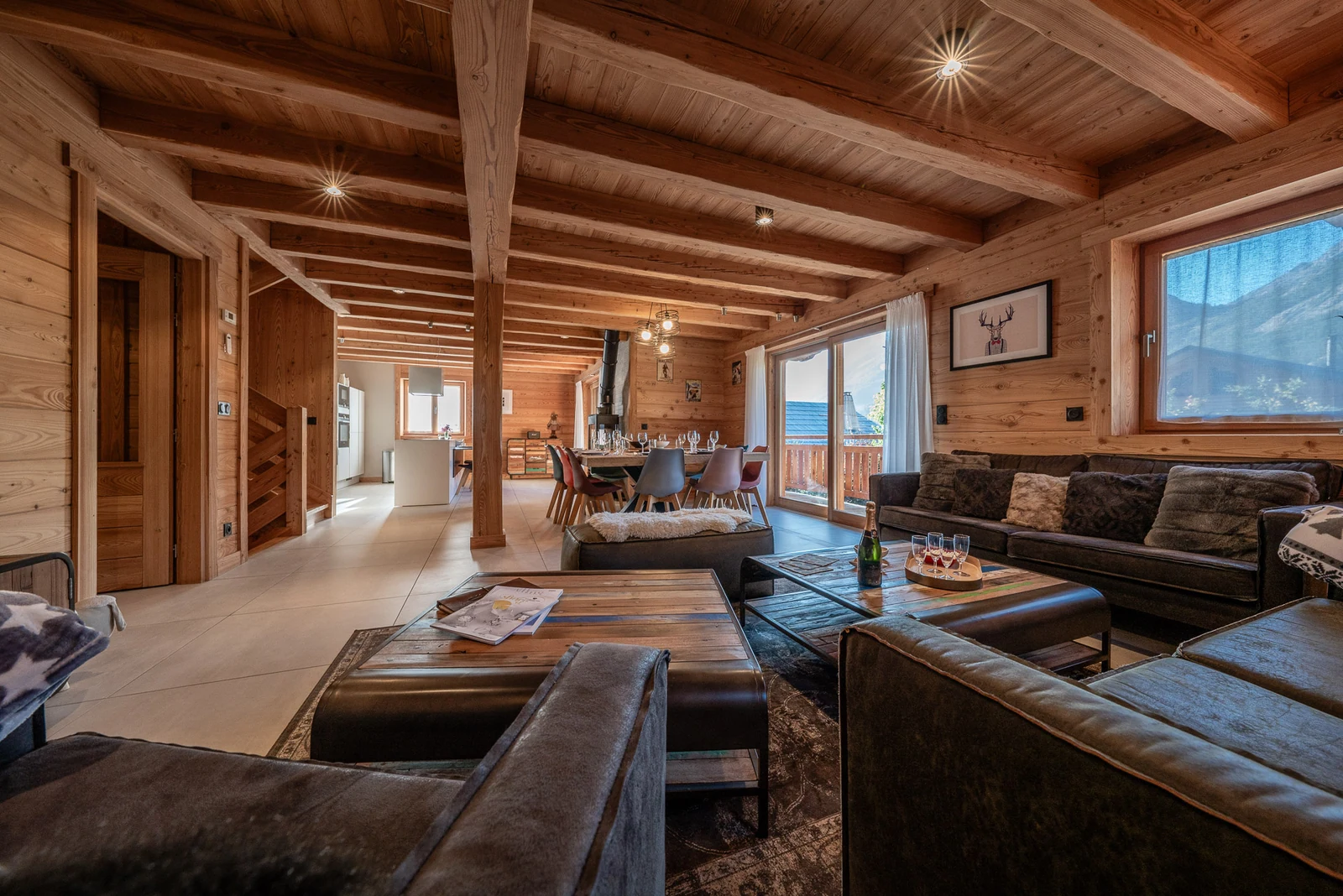 Chalet Le Flocon — séjour ouvert sur la salle à manger