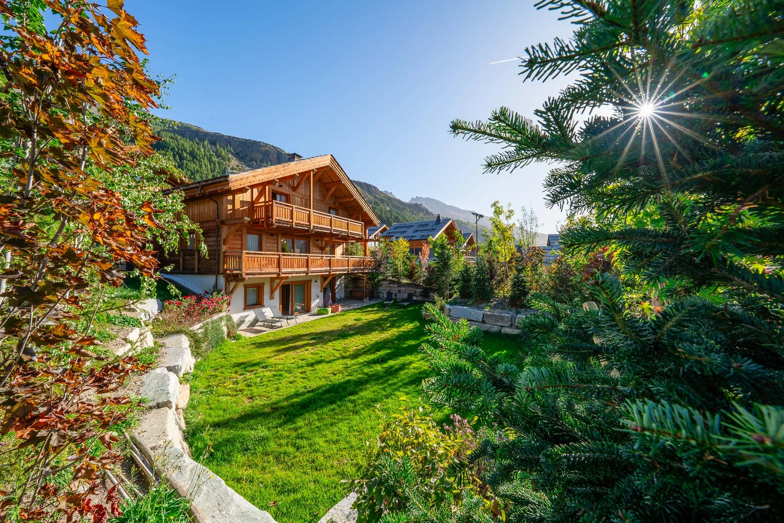 Chalet Le Flocon — jardin et pelouse en automne