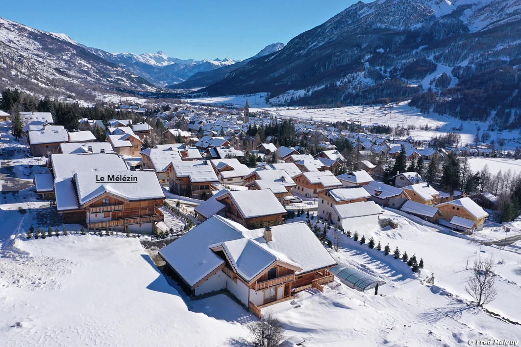 Le Monêtier-les-Bains — vue aérienne du village enneigé