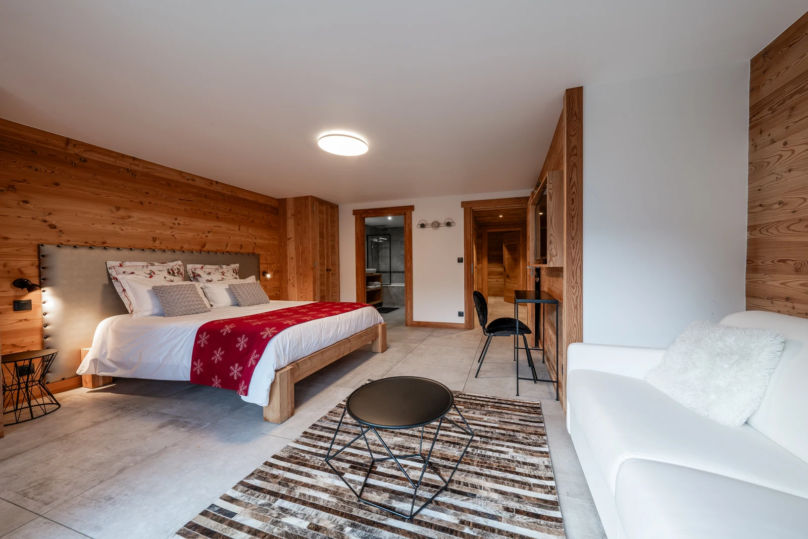 Chalet Le Mélézin — chambre spacieuse avec canapé
