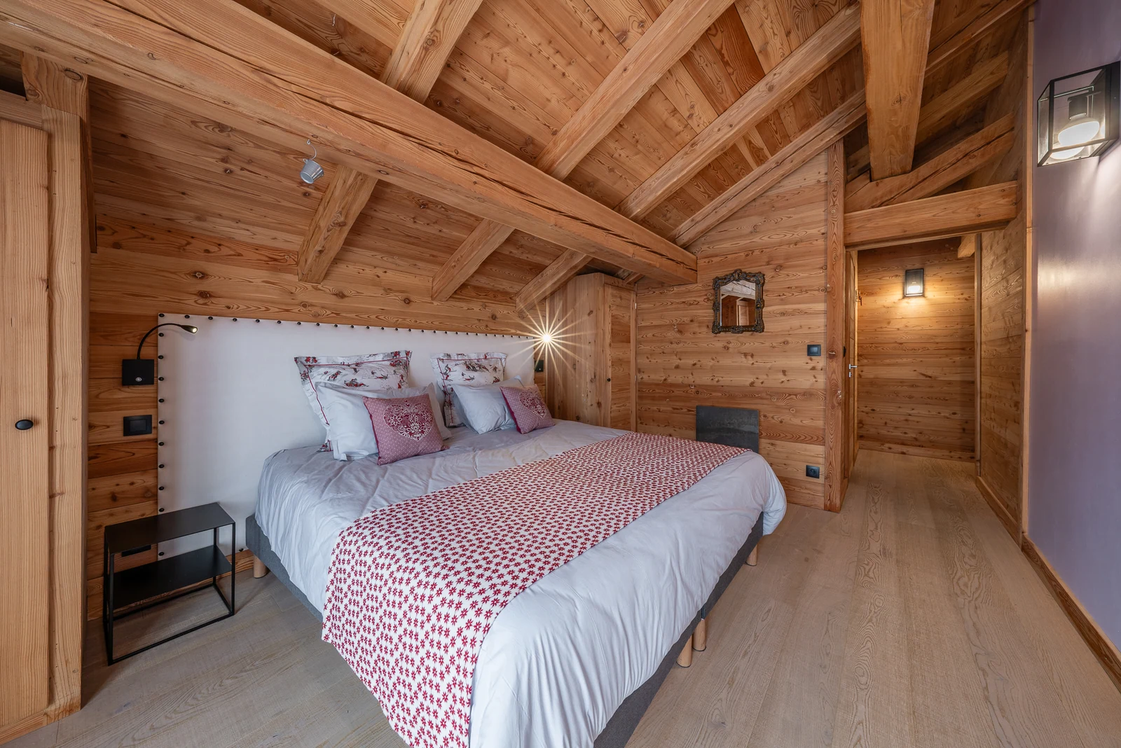 Chalet Le Mélézin — chambre sous charpente apparente