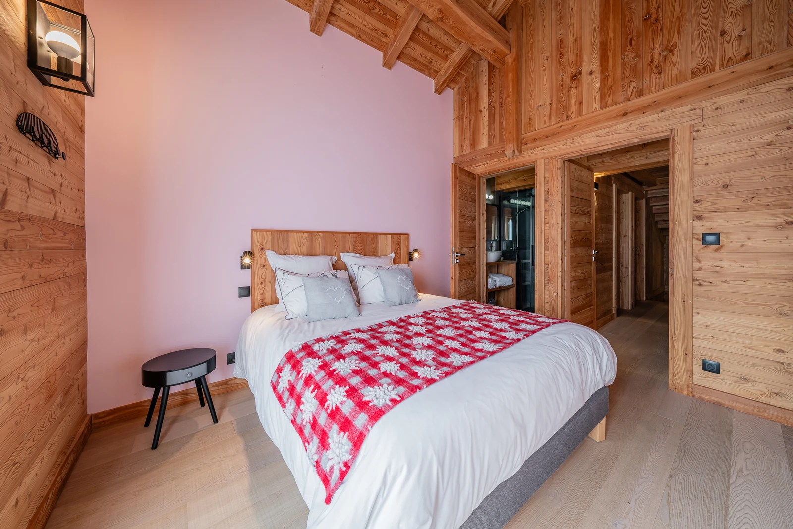 Chalet Le Mélézin — chambre lumineuse aux murs rosés