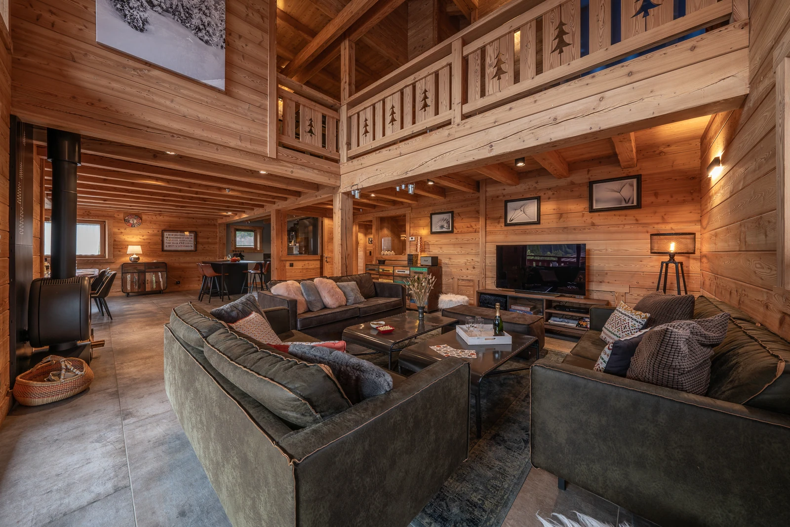 Chalet Le Mélézin — salon ouvert sur la mezzanine