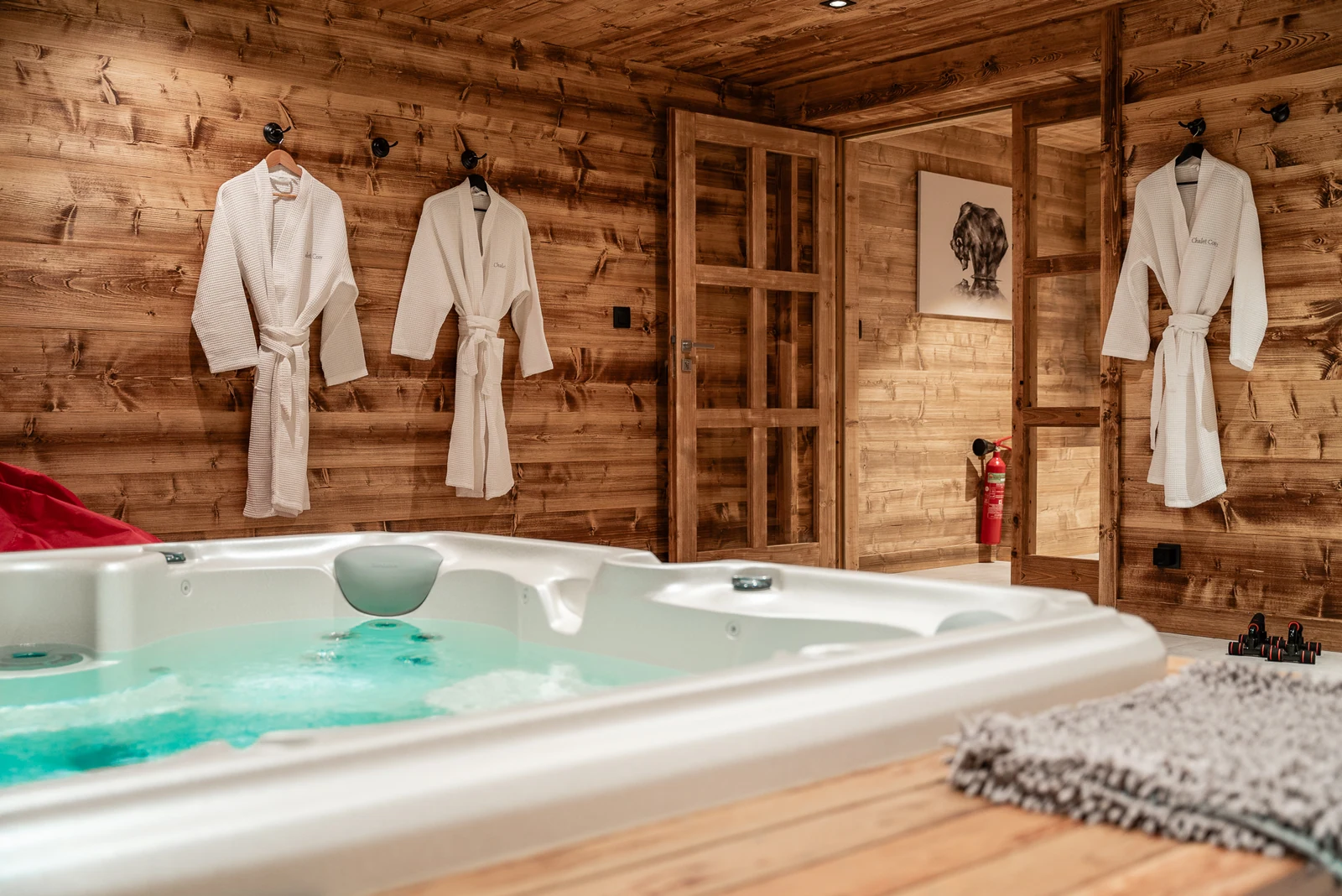 Chalet Le Mélézin — jacuzzi et peignoirs